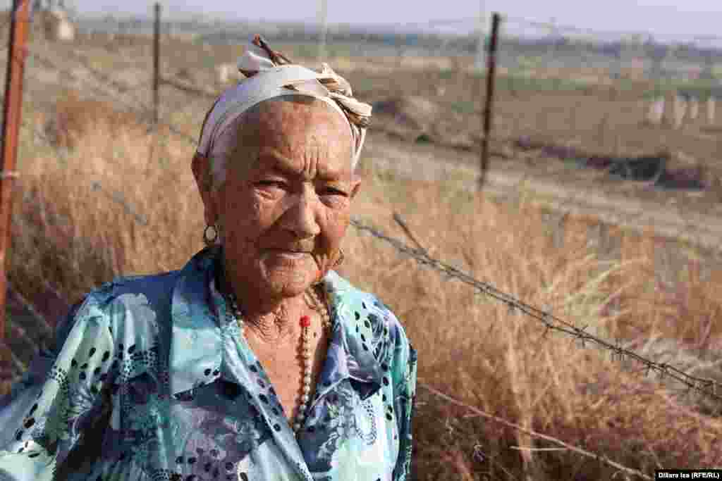 Дарига Аликулова живет в селе 68 лет. Многодетная женщина вспоминает, что до демаркации границы социальное положение жителей Достыка было хорошим. Последние 15 лет жители страдают от безработицы. 
