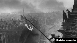 Рейхстаг гөмбәзенә байракны Башкортостанның Мишкә районында туып үскән татар кешесе Гази Заһитов һәм аның иптәшләре куйган