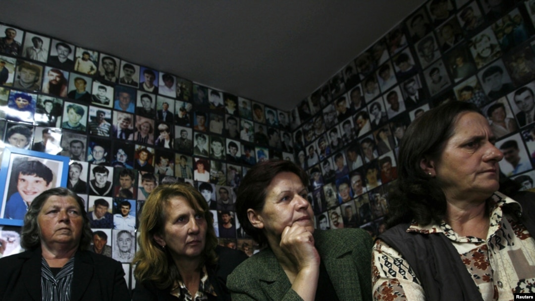 Majke Srebrenice gledaju prvo pojavljivanje Mladića u Hagu, 03. jun 2011.