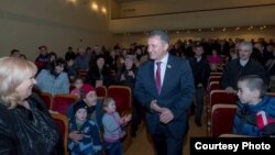 Накануне спикер югоосетинского парламента Анатолий Бибилов, ушедший в отпуск на время предвыборной кампании, провел две встречи в Северной Осетии