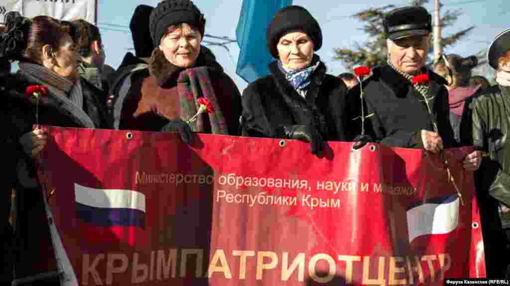 Участники митинга с транспорантом организации «Крымпатриотцентр»