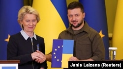 Президент України Володимир Зеленський і президент Єврокомісії Урсула фон дер Ляєн, яка під час спільної пресконференції передала українському президенту опитувальник зі вступу України до Євросоюзу. Київ, 8 квітня 2022 року