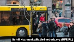 Люди перекрили рух і зупинили автобус, який не зупинявся на зупинці. Між водієм, кондуктором і пасажирами виникла сварка. Зупинка біля метро Хрещатик, автобус №114 до Троєщини. Київ, 19 березня 2020 року