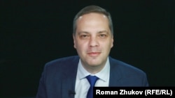 За словами Володимира Мілова, у нього є важлива ділянка роботи, тому, порадившись із колегами, він вирішив виїхати з Росії, щоб не потрапляти в «арештну ситуацію»