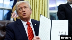 АКШ президенти Дональд Трамп Ак үйдө буйрукка кол койгон учуру. 10-февраль, 2025-жыл. 