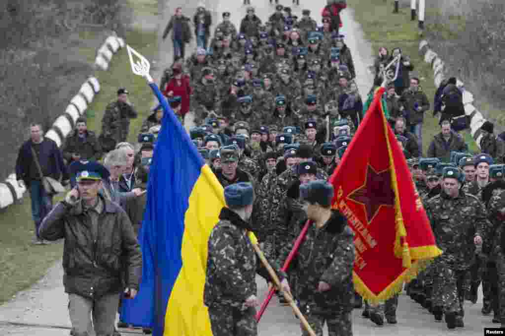 4 березня українські військові провели «психологічну атаку» – без зброї, під бойовим радянським прапором Севастопольської бригади тактичної авіації імені Олександра Покришкіна та Державним прапором України, виконуючи гімн України, вони рушили в бік російських військовослужбовців без розпізнавальних знаків, які блокували їм дорогу до військової частини. При цьому російські солдати стріляли під ноги українським військовослужбовцям і в повітря. У результаті переговорів протягом дня вдалося частково повернути військову частину під український контроль. 4 березня 2014 року
