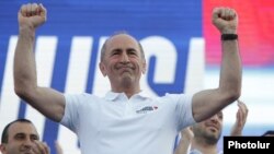 Роберт Кочарян на мітингу в Єревані 18 червня говорив про необхідність «повернути державність вірменському народові»