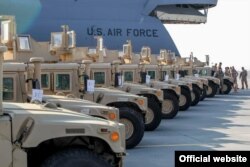 Бронеавтомобілі Humvee (HMMWV) у Борисполі, 25 березня 2015 року