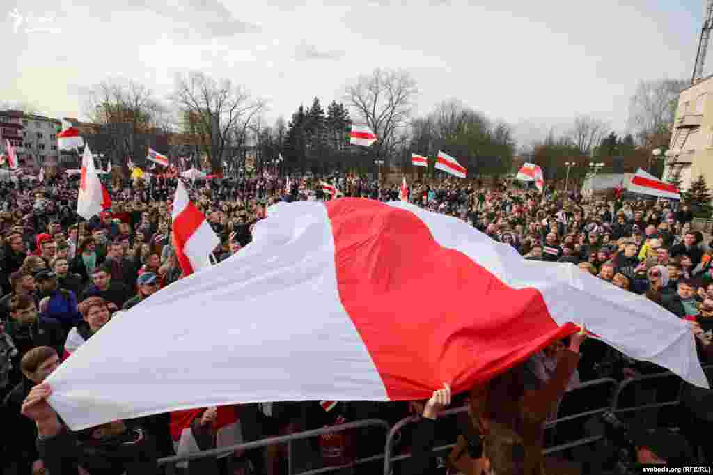 Гралі гурты «Разьбітае сэрца пацана», «Дай дарогу» (яны сьпявалі і днём раней на #БНР101 у Горадні), N.R.M. і іншыя
