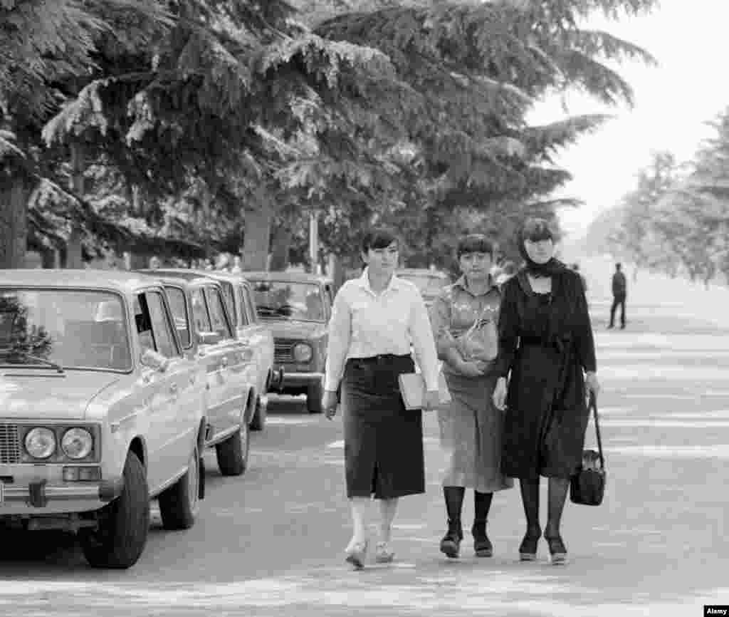 Молоді жінки на вулицях Цхінвалі, столиці Південної Осетії, 1983 рік. У комуністичну епоху Південна Осетія була автономною областю в складі Грузії