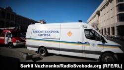 Кримінальний кодекс України за «неправдиве повідомлення про загрозу безпеці громадян, знищення чи пошкодження об’єктів власності» передбачає до шести років позбавлення волі