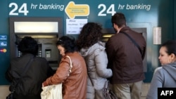Ljudi podižu novac sa bankomata u nedelju u Nikoziji