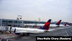 Самолеты авиакомпании Delta в международном аэропорту имени Джона Ф. Кеннеди в Нью-Йорке после отмены многочисленных рейсов из-за распространения штамма «Омикрон»
