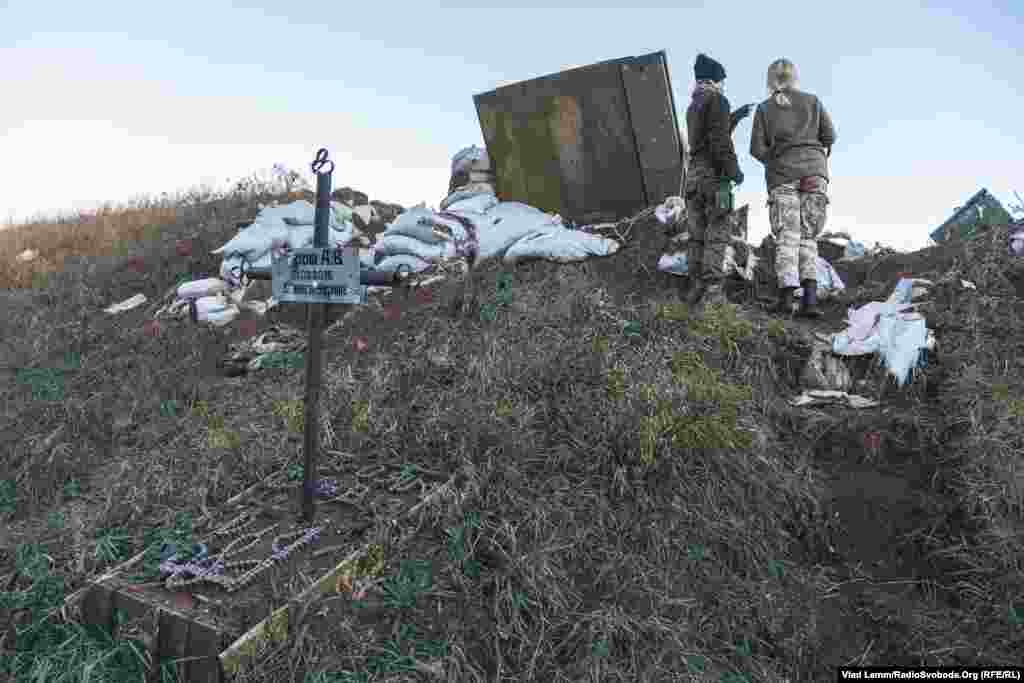 Могила українського військового, прикрашена гербом із гільз