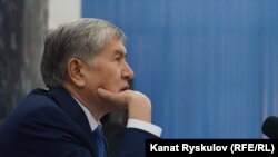 Алмазбек Атамбаев. Архивдик сүрөт.