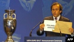 Президент УЄФА Мішель Платіні 18 квітня 2007 оголосив Україну та Польщу організаторами Євро-2012