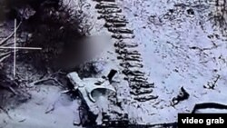 На зображенні з дрона, наданому українськими спецслужбами, видно тіла загиблих солдатів в Курській області, серед них є і північнокорейські. Росія, грудень 2024 року

