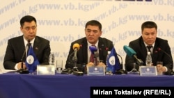 Бишкек шаар соту актаган үч депутат маалымат жыйынында, 19-июнь, 2013.