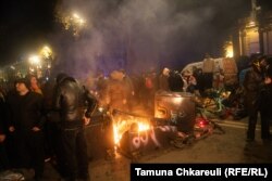Протестувальники біля палаючої барикади
