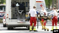 Mai multe ambulanțe au venit pe o stradă din apropierea școlii din Graz unde au fost raportate împușcături.