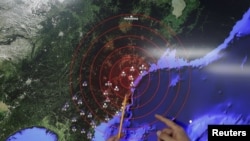 Кореянын Метеорологиялык кызматынын адиси жер титирөө болгон аймакты көрсөтүүдө. Сеул, 6-январь, 2016