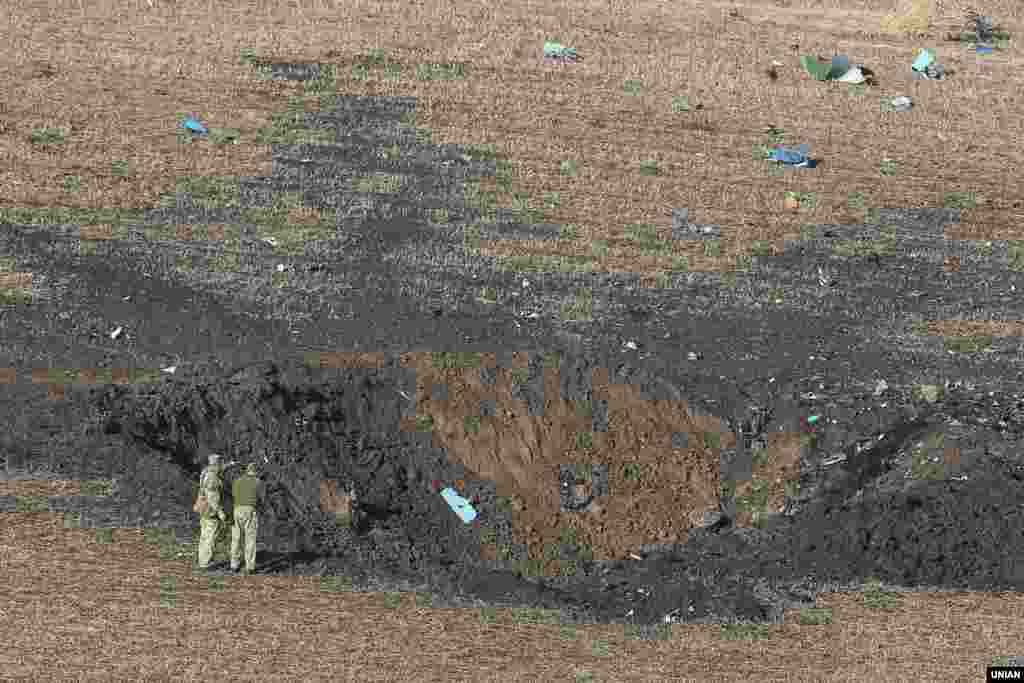 Вирва на місці катастрофи винищувача Су-27 біля села Уланів в Хмельницькому району Вінницької області, 17 жовтня 2018 р. Військовий літак впав близько 17-ї години 16 жовтня. Екіпаж в складі 2 осіб, в тому числі військового США, загинув. Тіла льотчиків знайдено, командиром екіпажу був заступник командира з авіації – начальник авіації повітряного командування «Схід» Повітряних сил ЗСУ полковник Іван Петренко. Су-27 брав участь в навчаннях «Чисте небо-2018» 
