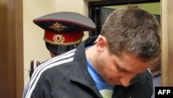 Апрелде милициянын майору Денис Евсюков мас абалда 2 кишини атып өлтүрүп, жетөөнү жарадар кылган. Москва, 2009-ж.