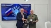 Россия -- Министр обороны Армении Аршак Карапетян (справа) и директор "Рособоронэкспорта" Александр Михеев, 23 августа 2021 г.