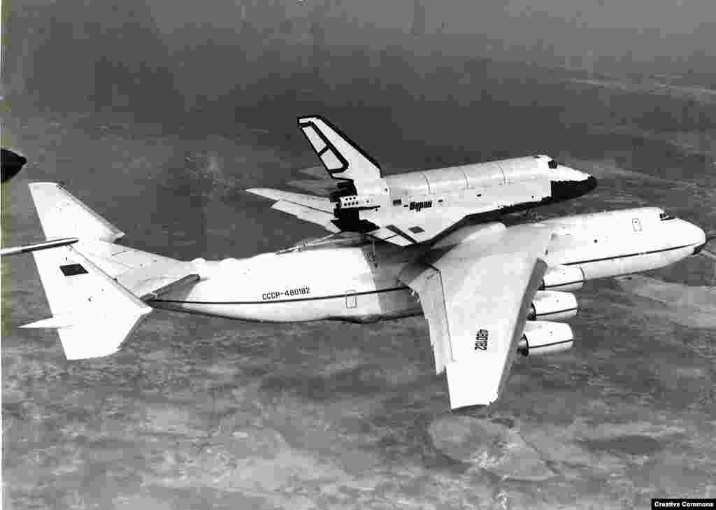 Ан-225 був створений у Київському конструкторскому б'юро Антонова в останнє десятиліття перебування України у складі Радянського Союзу. Його проектували для транспортування космічного корабля «Буран» (на фото) та ракетних систем. Побудували лише один літак Ан-225, який здійснив свій перший політ у 1988 році. Після розпаду СРСР цей літак був модифікований у Києві для комерційної експлуатації і презентований у 2001 році під назвою «Мрія»
