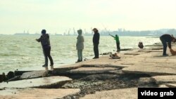 Риболовля на узбережжі Азовського моря в Маріуполі