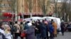 «День народного единства» (российский государственный праздник) в Донецке. Люди стоят в очереди за чаем и пирожками, 1 ноября 2019 года