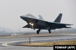 Винищувач ВПС СШа F-22 Raptor злітає з авіабази в Південній Кореї. 4 грудня 2017 року