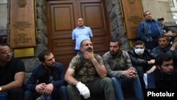 Нікол Пашинян і його прихильники заблокували вхід у будівлю Центрального банку в Єревані, Вірменія, 17 квітня 2018 року