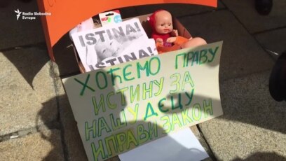 Protest roditelja nestalih beba ispred Skupštine Srbije
