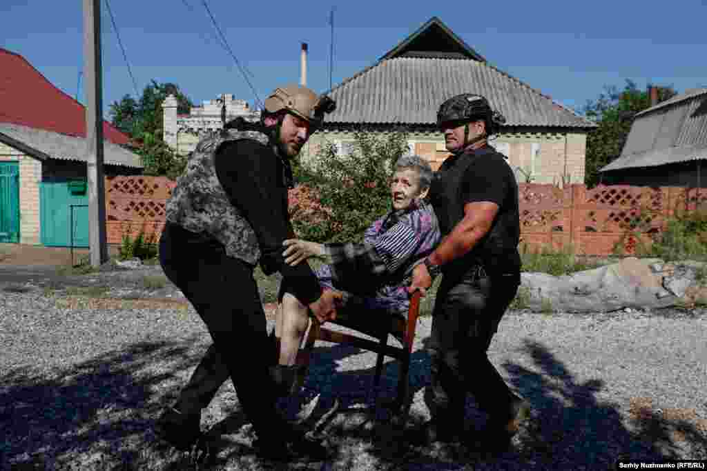 Donetsk oblastynyň Nowogrodiwka şäheriniň ýaşaýjysyny göçürýärler, 2024-nji ýylyň awgusty. Şondan 20 günden soň şäheri rus goşunlary basyp aldy. Sag tarapdaky adam Täze Zelandiýadan meýletin gulluk edýän Ouen. Öňki harby medisina gullukçysy adamlary halas etmek işine kömek etmek üçin Ukraina geldi.