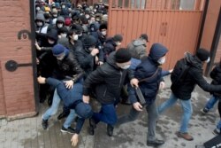Черга мігрантів на продовження права на роботу і посвідчень на тимчасове перебування в Росії. Санкт-Петербург, 3 квітня 2020 року