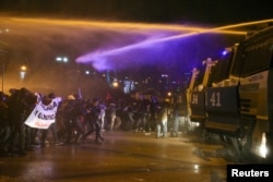 Полиция использует водометы против участников протеста в Анкаре, 21 марта 2025 года