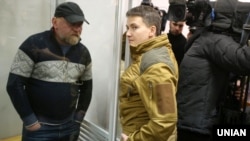 Народний депутат Надія Савченко (праворуч) спілкується з Володимиром Рубаном, керівником організації «Офіцерський корпус», під час судове засідання з обрання йому запобіжного заходу. Київ, 9 березня 2018 року. Згодом Савченко теж заарештували