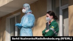 За новою постановою, медичні установи мають право примусово обстежувати людей, які контактували з хворими або мають симптоми коронавірусної хвороби 