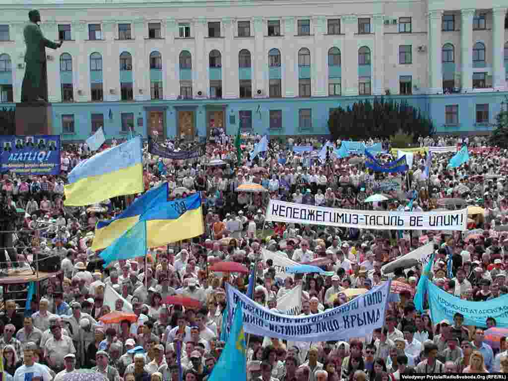 Рік 2007-й, Сімферополь, площа Леніна. Серед гасел на транспарантах – вимога повернути Криму його «справжнє обличчя» –відновити історичну топоніміку. Лише в цьому році влада України виявила бажання вирішити цю проблему в рамках декомунізації.