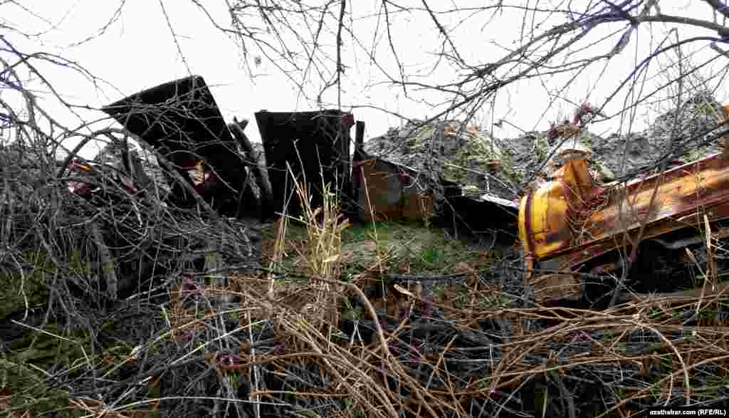 "Her gezek gazyjy traktor gelende, meniň mellegimiň haýatyny ýykyp gidýär, mellekdäki miweli baglaryma zyýan ýetirýär" diýip, käbir ýaşaýjylar aýdýarlar.