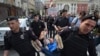 Orsýetiň ýöriteleşdirilen polisiýasy geýleriň hukuklaryny goraýjy Nikolaý Alekseýewi alyp barýar, Moskwa, 30-njy maý, 2015