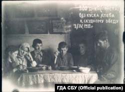 Сім'я Миколи Боканя, яка не вживала хліба протягом 300 днів, їсть злиденну їжу