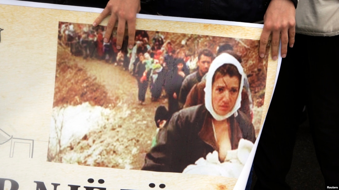 Da li se i Crnoj Gori spremao ratni scenario krajem devedesetih: Kolona prognanih Albanaca na Kosovu 1999. godine