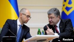 Арсеній Яценюк (ліворуч) і Петро Порошенко