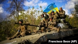 Українські військові на дорозі між Ізюмом, що на Харківщині, і містом Лиманом Донецької області, 4 жовтня 2022 року 