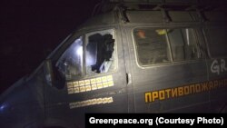 Пошкоджений внаслідок нападу автомобіль екологів