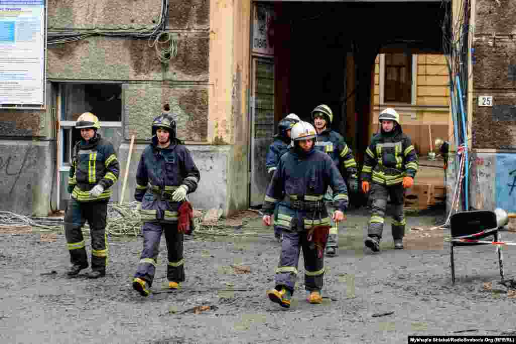 В той же час інша група працівників ДСНС розчищає нижню частину будівлі – вивозить мусор. В той же час на місті працюють криміналісти – просіюють попіл в пошуках залишків тіл
