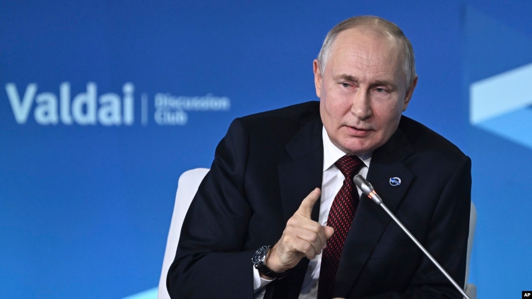 Președintele rus, Vladimir Putin, spune că nu Rusia a început războiul din Ucraina. „Nu noi am început aşa-numitul război în Ucraina. Dimpotrivă, noi încercăm să-l încheiem", a spus Putin, joi, la Soci. 