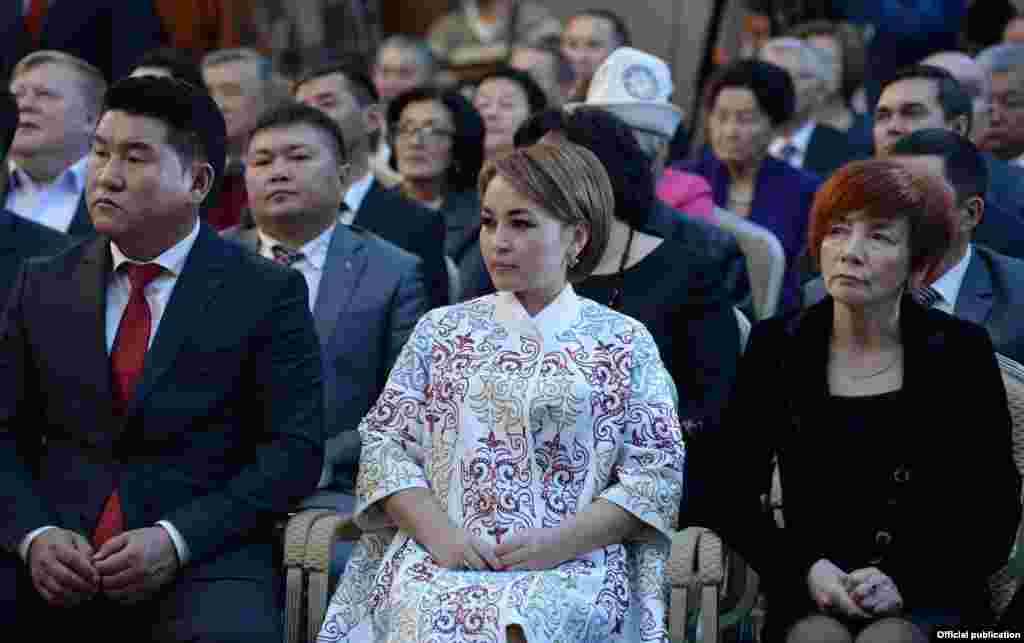 Мамлекеттик наам алгандардын арасында комдук ишмерлер, саясатчылар, депутаттар, мамлекеттик кызматкерлер, маданият өкүлдөрү жана карапайым адамдар бар. Ырчы Гүлзинат Суранчиева сыйлык алгандардын катарында. 